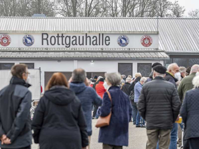 In Germania le terapie intensive sono piene. Scholz pensa all'obbligo vaccinale