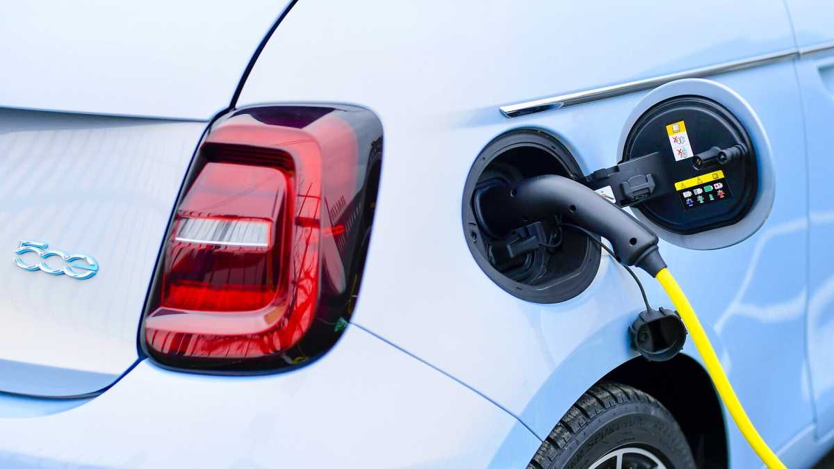 Immagine di Perché il crollo di diesel e benzina è una brutta notizia per l'auto elettrica