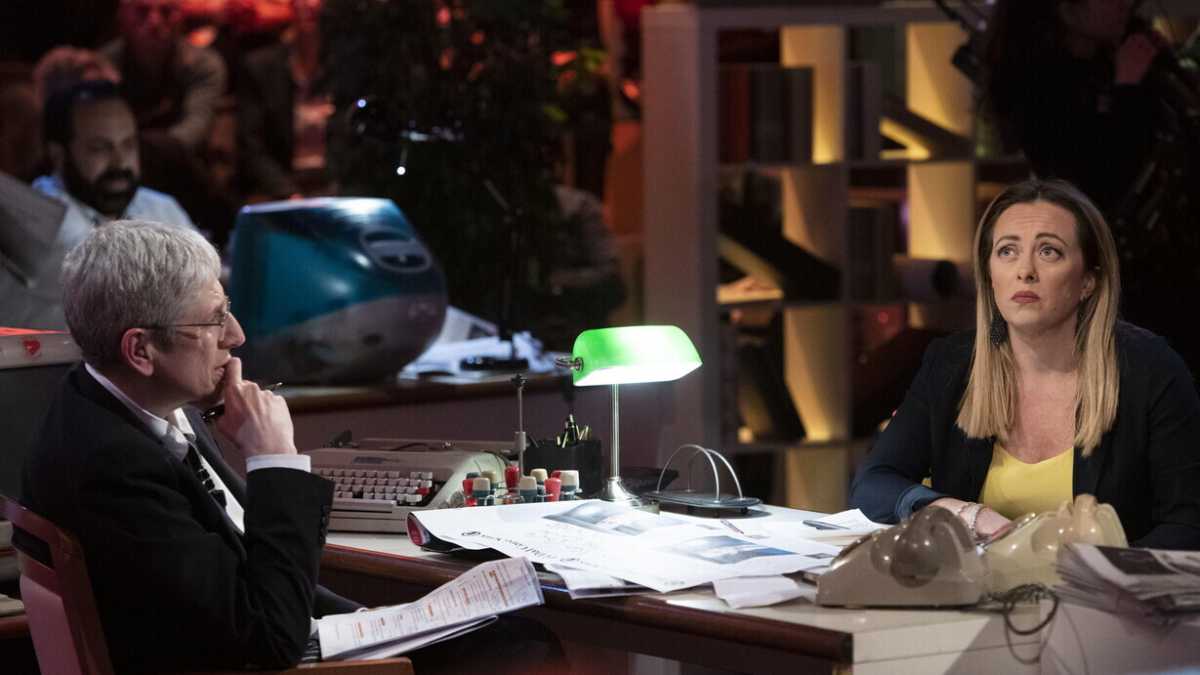 Immagine di Berlusconi stoppa i no vax in tv: sospesi "Fuori dal Coro" e "Diritto e Rovescio"