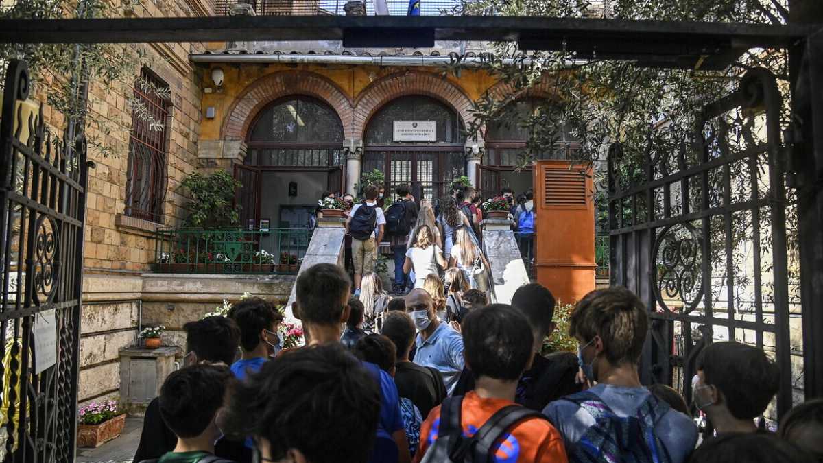 Immagine di Dad in ordine sparso. Draghi chiede a Figliuolo un piano per le scuole