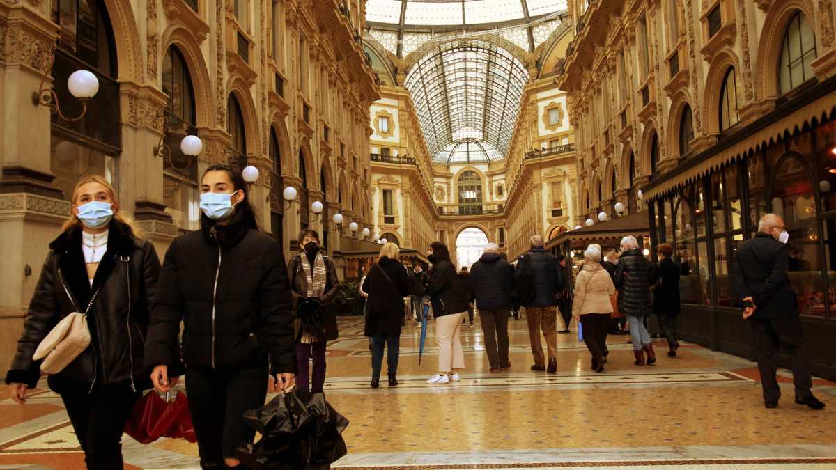 Immagine di Rieccoti, mascherina. Milanesi e commercianti rassegnati e disciplinati
