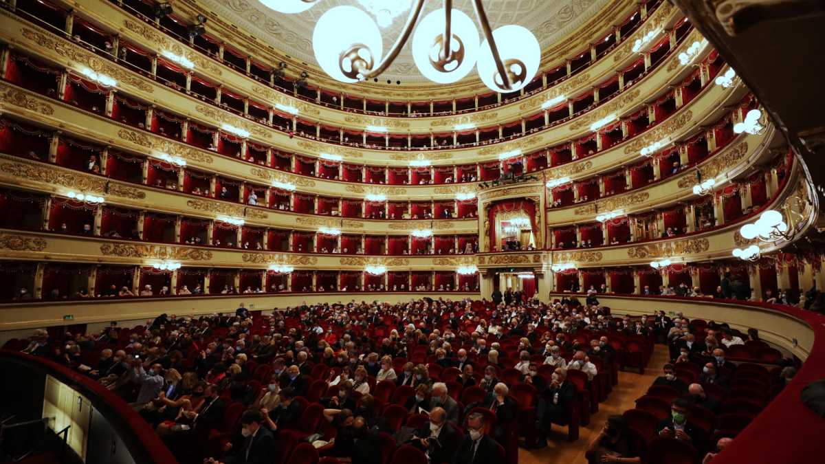Immagine di Alla Scala va in scena l’abito del potere