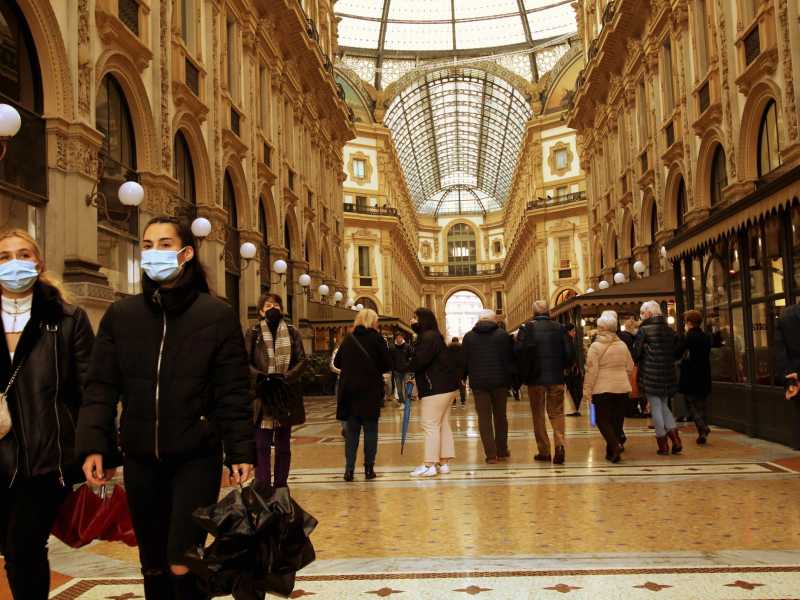 Rieccoti, mascherina. Milanesi e commercianti rassegnati e disciplinati
