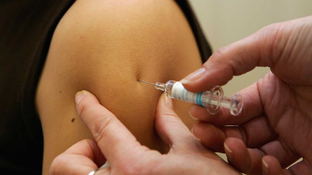 Immagine di Si va a vaccinare con un braccio di gomma. Finisce male