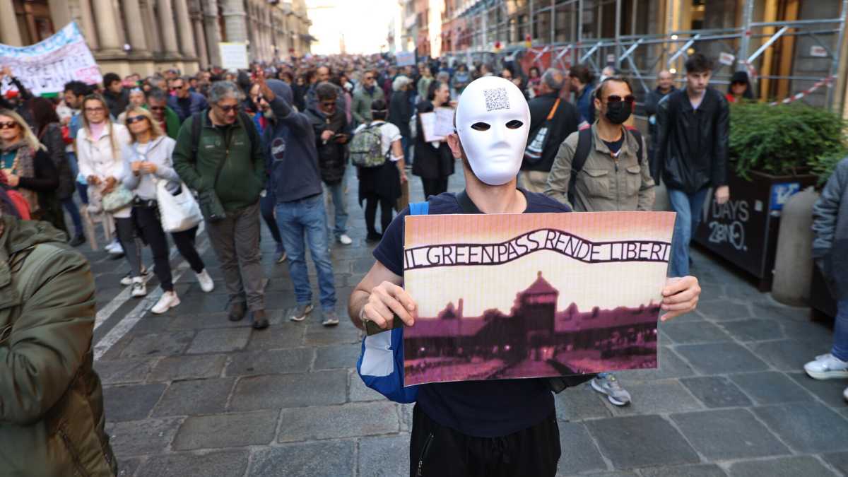 Immagine di Dentro la società irrazionale. Per 3 milioni di italiani il Covid non esiste (e la terra è piatta)