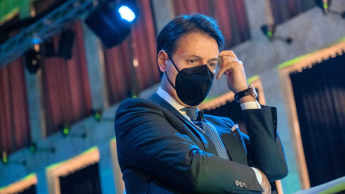 Immagine di "Ora dovete pagare". Quaranta grillini morosi sono pronti a tradire Conte per il Colle