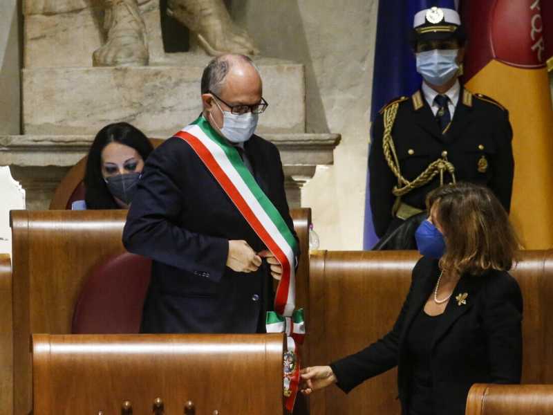 Roma, guerra Pd per le nomine. Gualtieri: "Decido io, non Bettini". E lui: "Finirai come Marino"