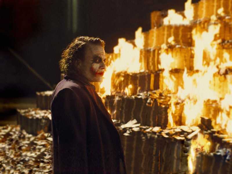 Da "Il cavaliere oscuro", film del 2008 diretto da Cristopher Nolan (nella foto: Joker - Heath Ledger)