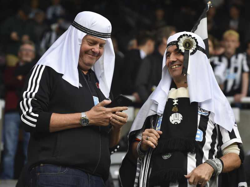 Tifosi del Newcastle durante la partita con il Tottenham (Ansa)