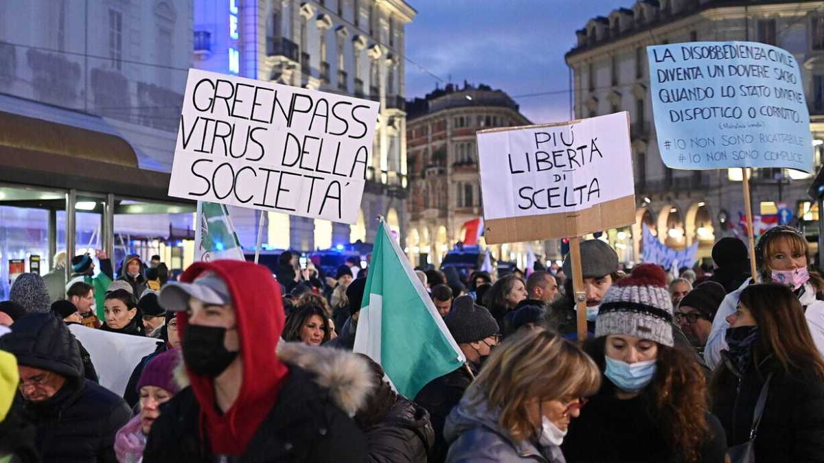 Immagine di Il sottosegretario Costa ci spiega perché incontrerà i no vax. "Il governo deve convincere i dubbiosi"
