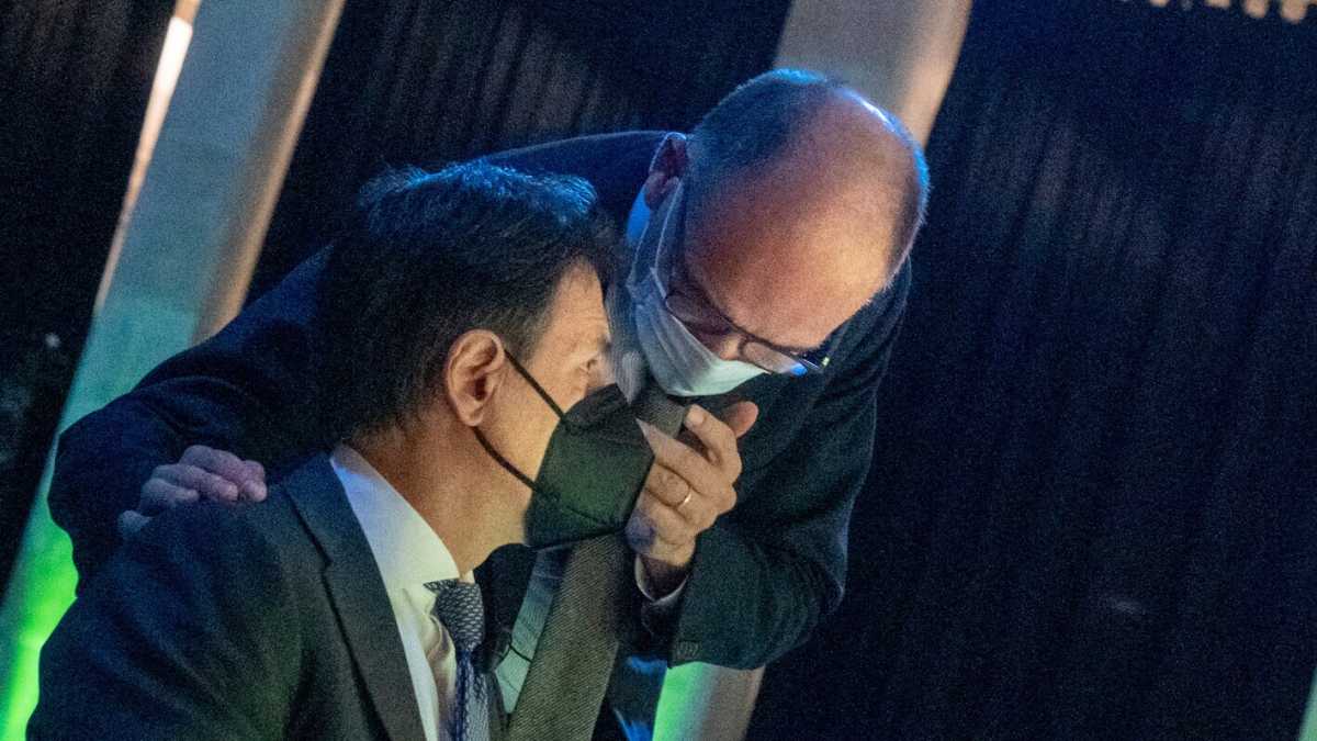 Immagine di Conte tentenna sulla sua candidatura, ma il Pd lo incoraggia. Renzi e Calenda studiano le contromosse