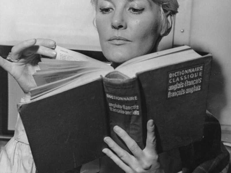L'attrice e cantante britannica Petula Clark legge un dizionario francese-inglese, novembre 1960 (Keystone Features/Hulton Archive/Getty Images) <br />