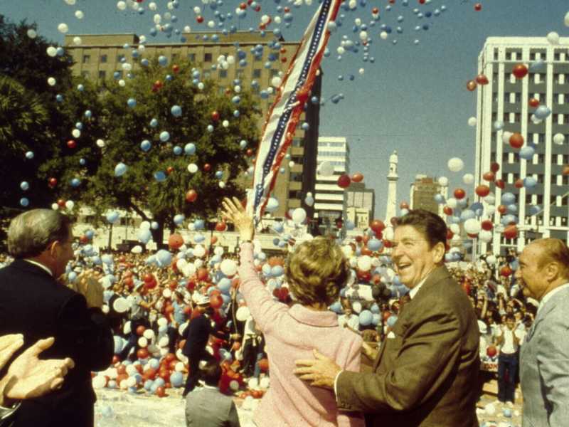 Ronald Reagan e sua moglie Nancy con il senatore Strom Thurmond durante la campagna presidenziale (Foto di MPI/Getty Images)&nbsp;<br />
