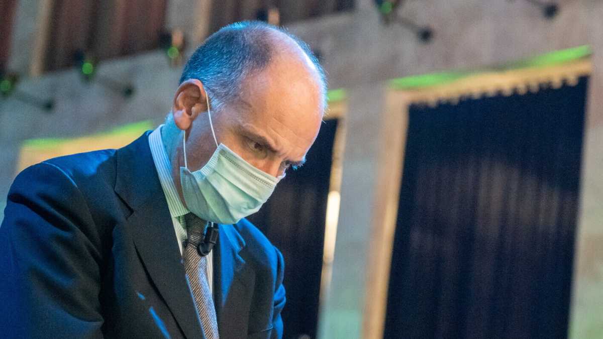 Immagine di Ulivo secco sia a Roma sia a Bruxelles. Così il pastrocchio del Pd capitolino azzoppa Letta (che s'eclissa)