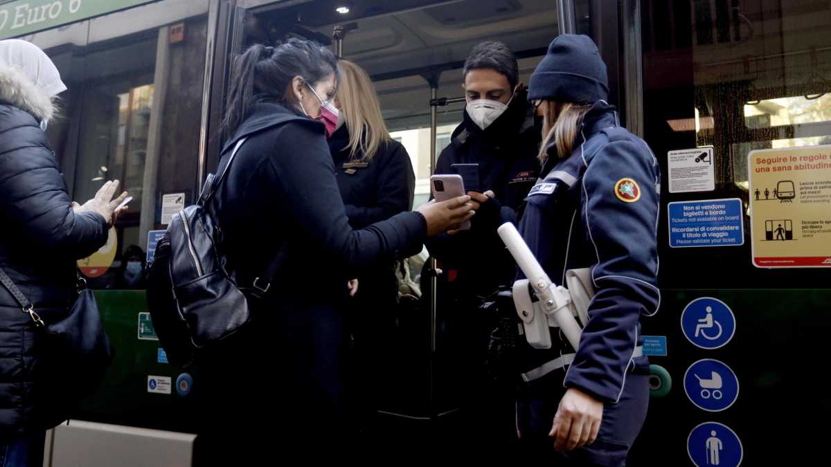 Immagine di Green pass su bus e metro, a Roma 80 persone allontanate e migliaia di controlli