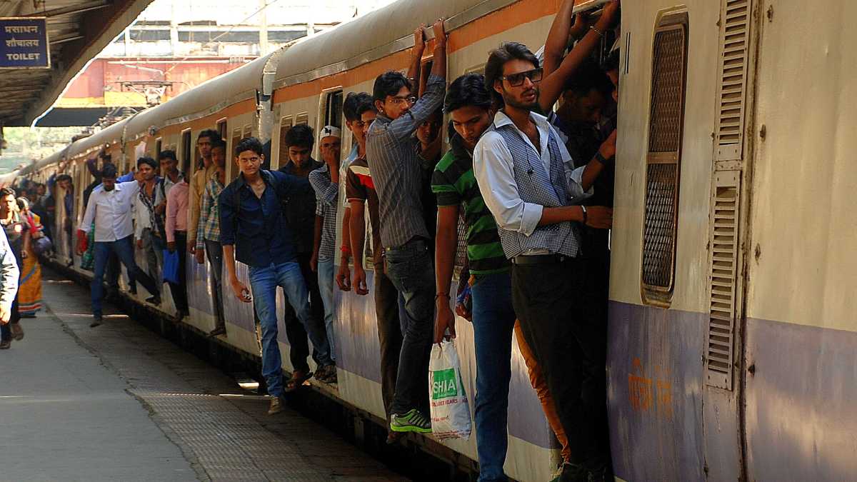 Immagine di Che romanticismo saltare sui treni in corsa in India