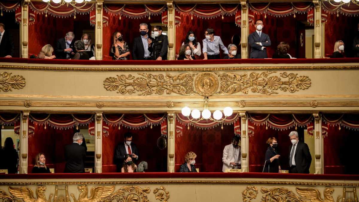 Immagine di Viva la confusione estetica. La “Prima della Scala” ai tempi del super green pass