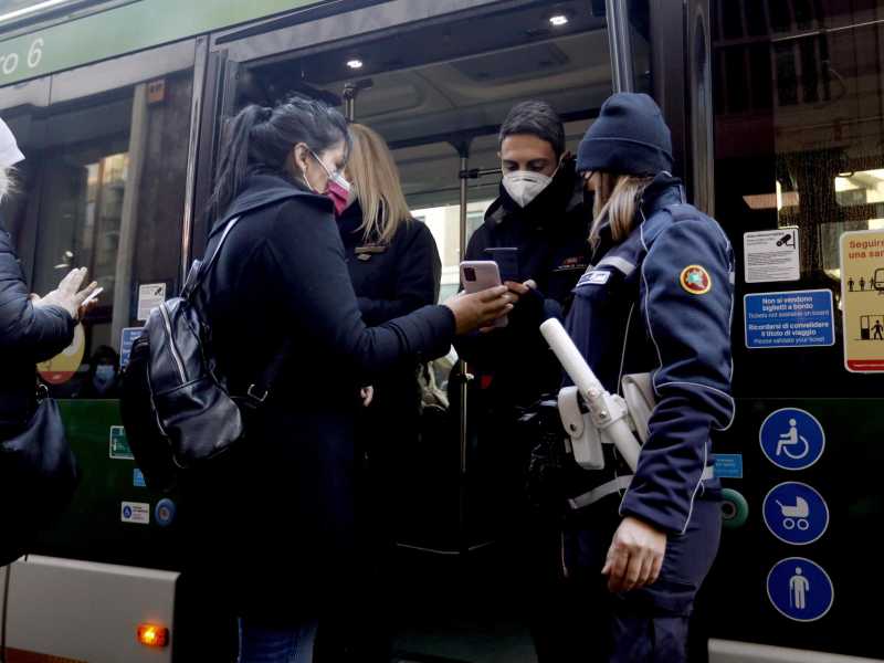 Green pass su bus e metro, a Roma 80 persone allontanate e migliaia di controlli