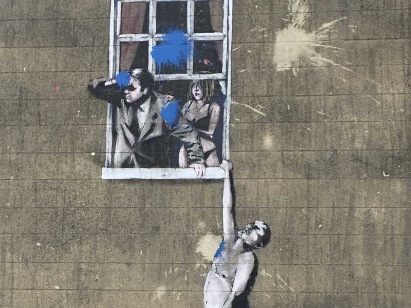 Il murale Well Hung Lover di Banksy a Bristol (Wikimedia Commons) 