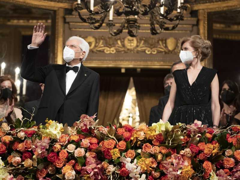 Il presidente della Repubblica Sergio Mattarella con la figlia Laura alla prima alla Scala (LaPresse) 