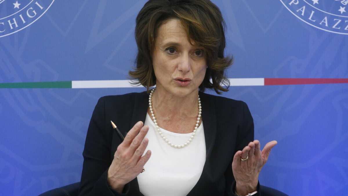 Immagine di Elena Bonetti, carta lanciata nel fumo del collegio Roma 1