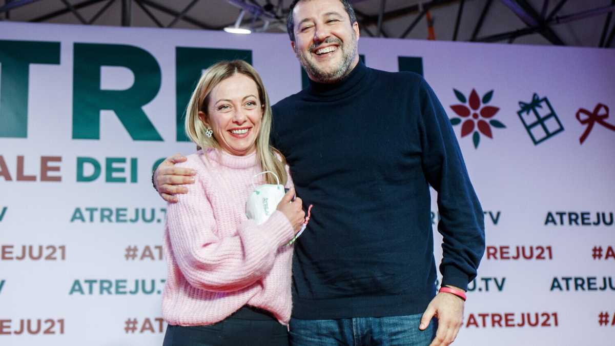 Immagine di Salvini fa il pattinatore ad Atreju: "Berlusconi al Colle. Draghi rimanga fino al 2023"