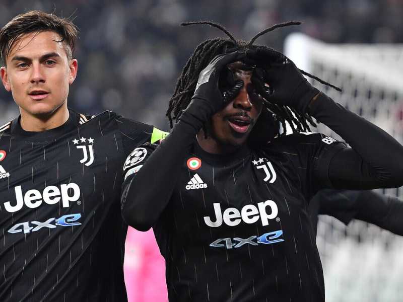 Paulo Dybala festeggia il gol di Moise Kean contro il Malmoe che è valso alla Juventus il primo posto nel girone (Ansa)