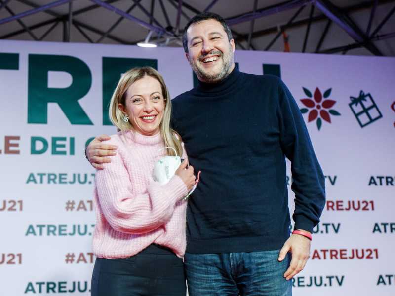 Salvini fa il pattinatore ad Atreju: "Berlusconi al Colle. Draghi rimanga fino al 2023"
