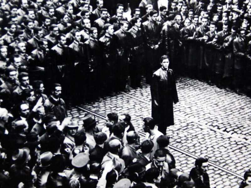 Codreanu in mezzo alla Guardia di ferro (Wikimedia Commons)
