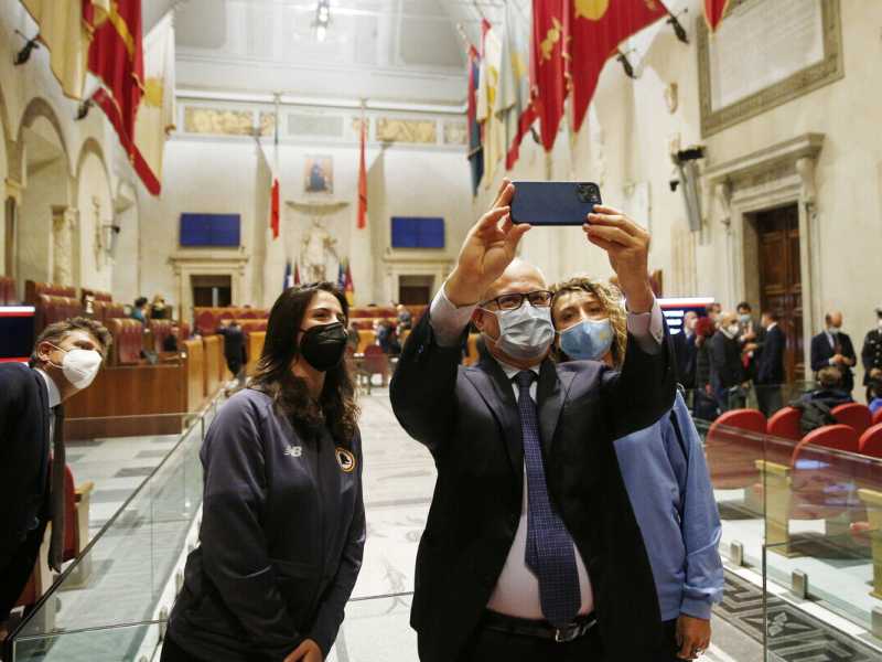Di Calenda rimane poco, ma il Pd non se la passa meglio. Manca pure il segretario