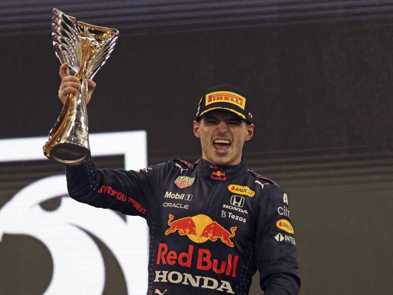 Max Verstappen festeggia sul podio la vittoria del Gran Premio di Abu Dhabi (foto LaPresse)