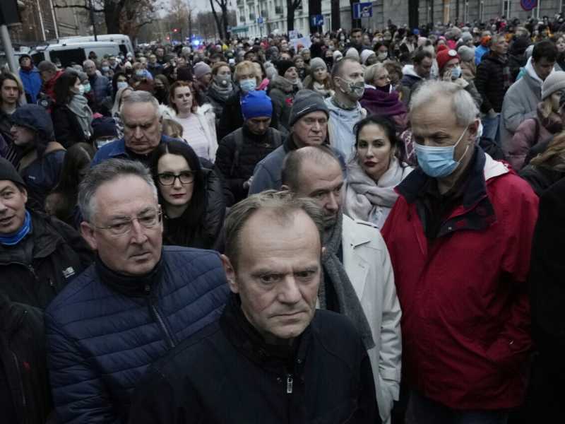 Donald Tusk, in primo piano, a una manifestazione di protesta dell&rsquo;opposizione polacca (LaPresse)&nbsp;<br />