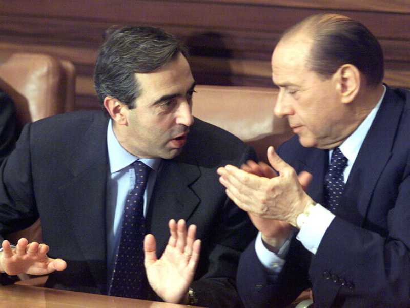 Maurizio Gasparri e Silvio Berlusconi in una foto del 2001 (Ansa)