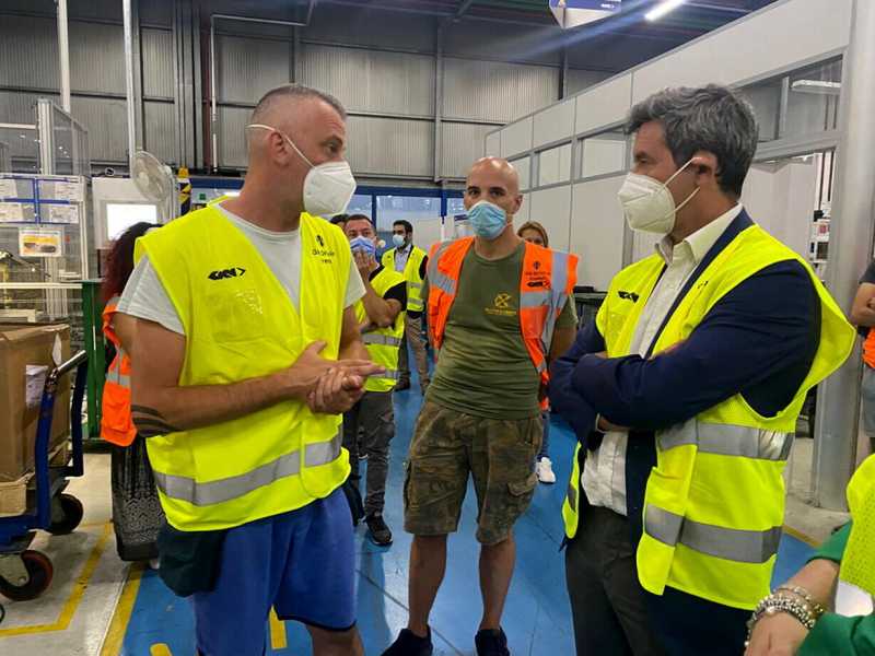 Andrea Orlando con i dipendenti della Gkn di Campi Bisenzio (foto Ansa)
