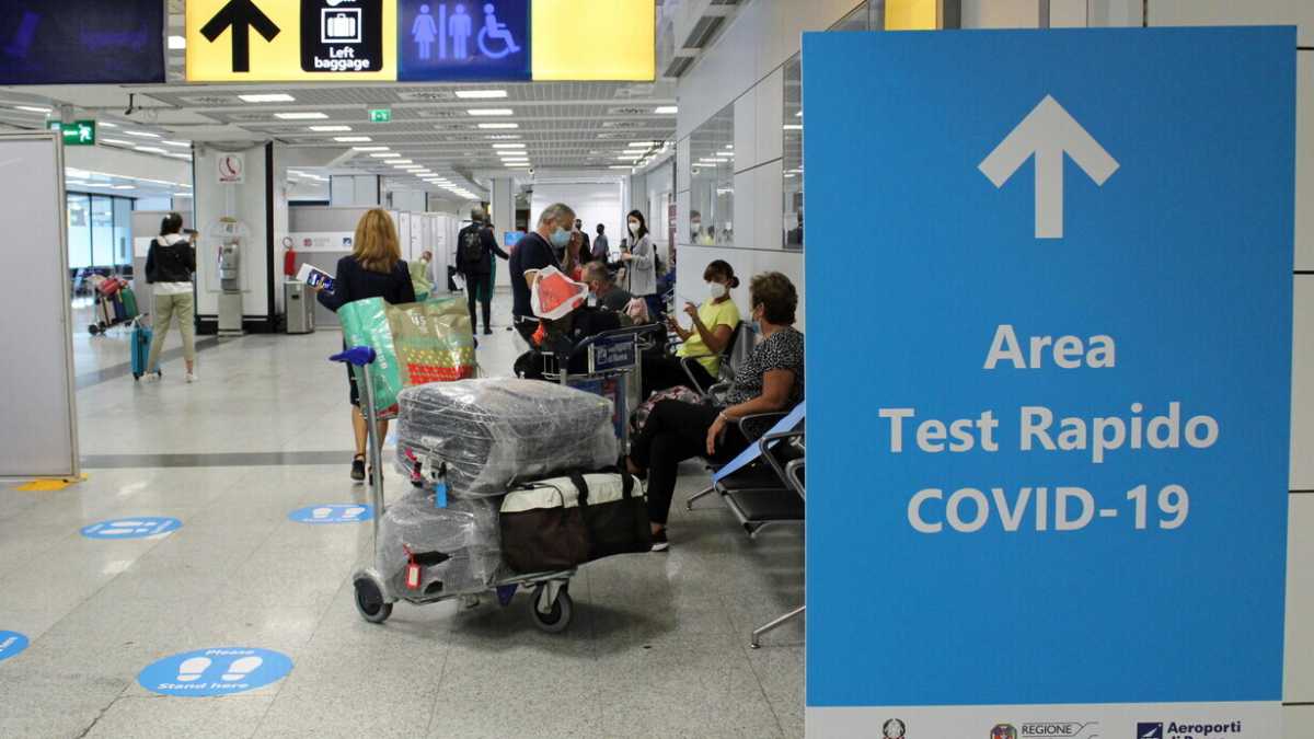 Immagine di Così il tampone per chi viaggia può far schiantare i dati del traffico aereo