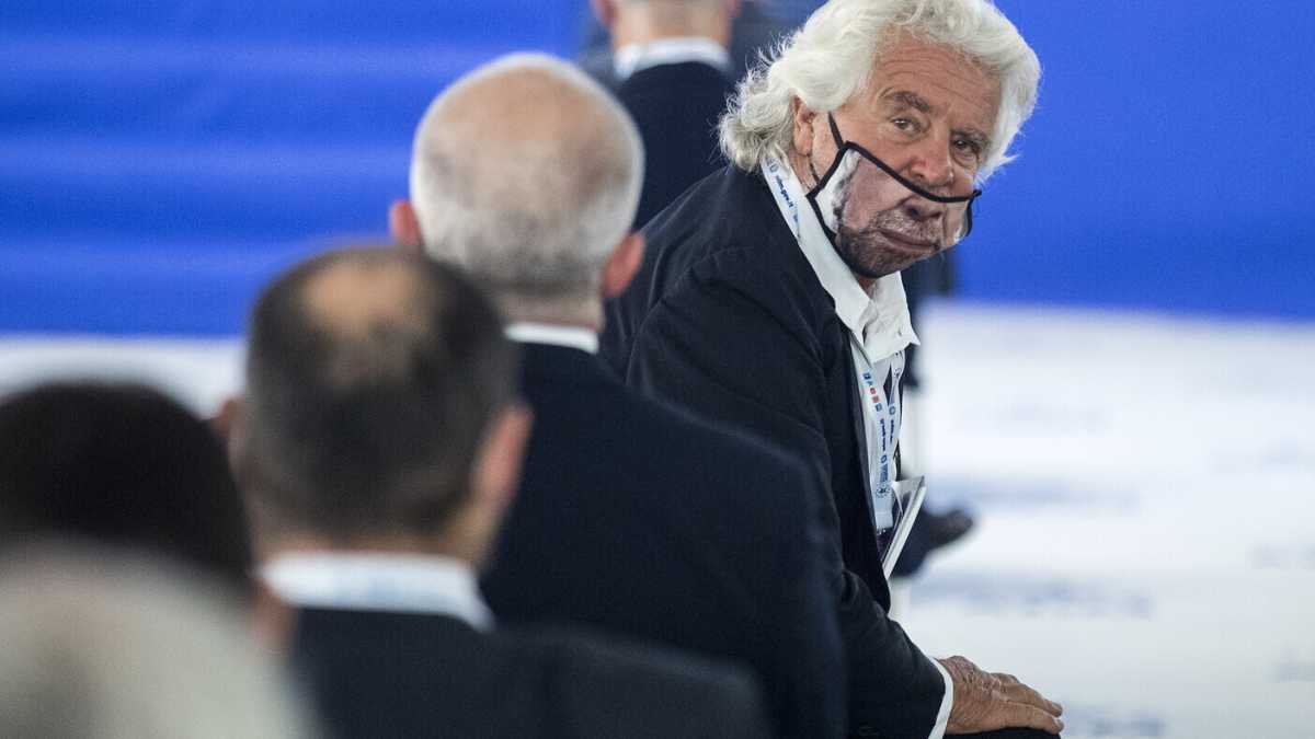 Immagine di Beppe Grillo, Elevato con vista sul Colle. "Draghi? Lo vedrei bene lassù"