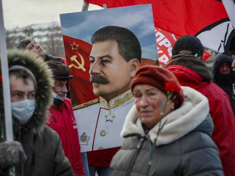 Mosca, 4 dicembre: nella piazza Rossa con un ritratto di Stalin per l&rsquo;80mo anniversario della controffensiva russa dalla capitale durante la guerra (foto Ansa)&nbsp;<br />