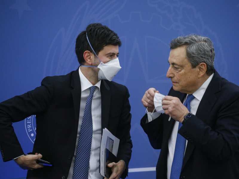 Il ministro della Salute Roberto Speranza e il premier Mario Draghi (Ansa)