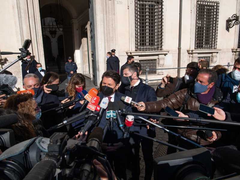 "Torneremo presto in Rai". Il M5s pressa Conte, complici i sondaggi non bellissimi
