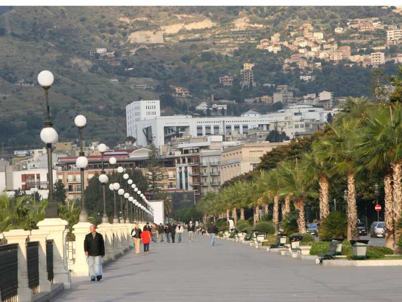 Reggio Calabria, lungomare Falcomat&agrave; con uno scorcio della citt&agrave; (Ansa)&nbsp;<br />