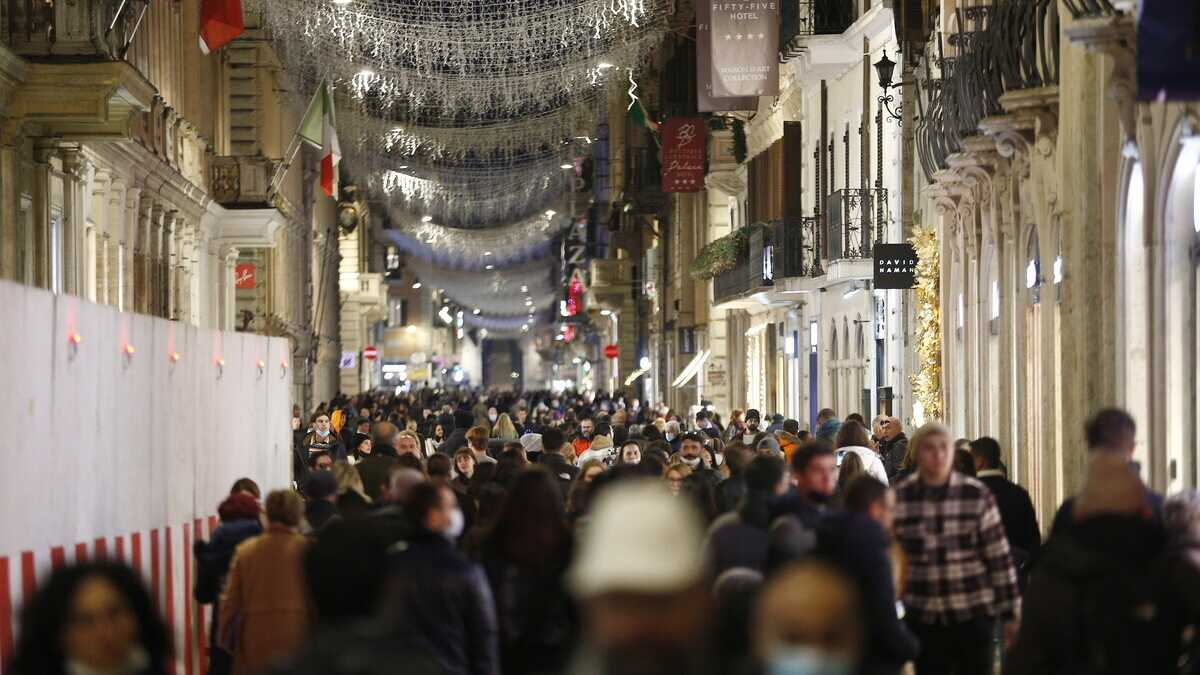Immagine di Covid, incidenza in forte aumento. Da lunedì 12 milioni di italiani in zona gialla