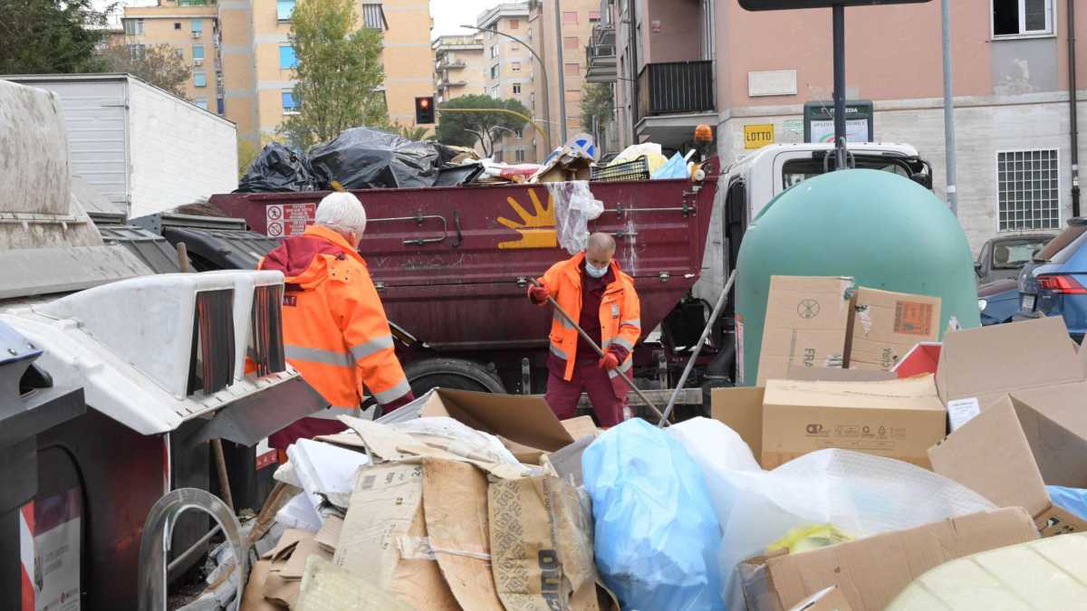 Immagine di A Roma ancora monnezza. Le minidiscariche intorno ai cassonetti sono centinaia