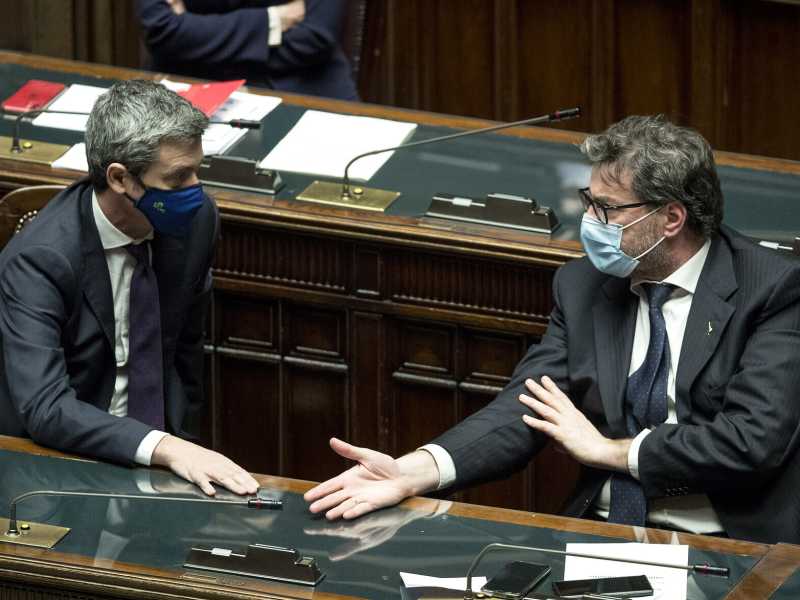 Sulle delocalizzazioni Palazzo Chigi (con Franco e Giorgetti) imbriglia Pd e M5s