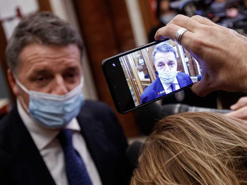 Vaccini, la proposta di Renzi a Draghi: terza dose entro cinque mesi dalla prima