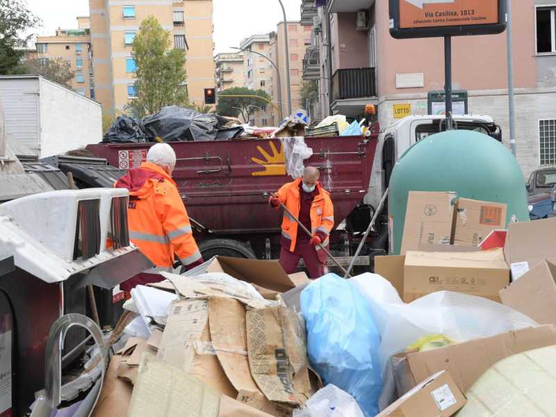 Il personale dell'Ama a lavoro a Roma. (Ansa)