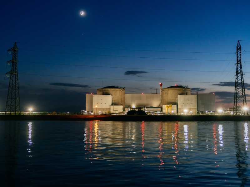 Le torri di raffreddamento della centrale nucleare di Fessenheim, in Francia (foto di Thomas Niedermueller/Getty Images)&nbsp;<br />