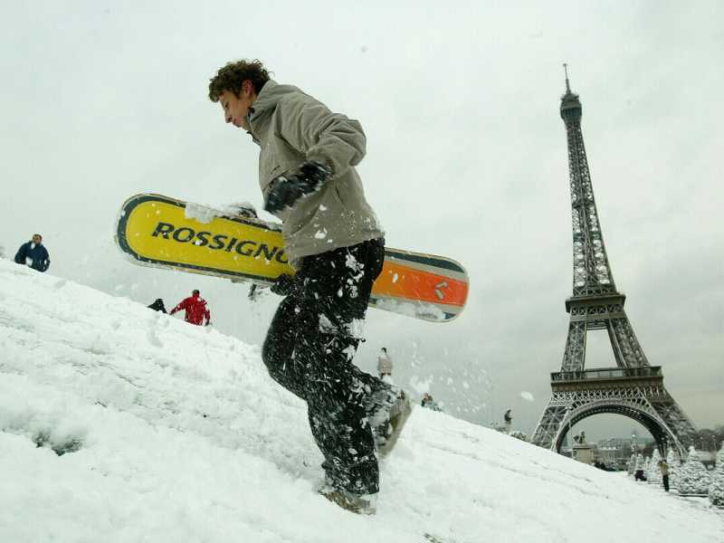 Guillaume, 17 anni, in snowboard al giardino del Trocadero a Parigi il 4 gennaio 2003 (foto di Pascal Le Segretain/Getty Images) <br />