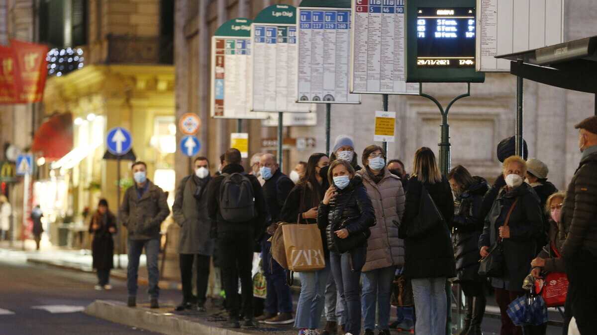 Immagine di Zingaretti ha deciso: mascherine all'aperto a Roma e nel Lazio per Natale