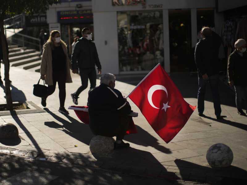 La Turchia taglia i tassi e la valuta crolla. I disastri dell’erdoganomics