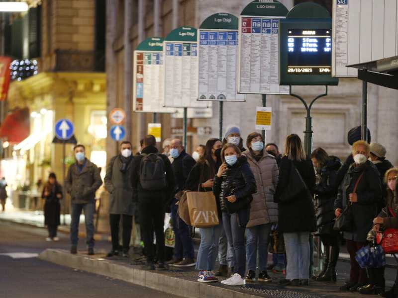 Zingaretti ha deciso: mascherine all'aperto a Roma e nel Lazio per Natale